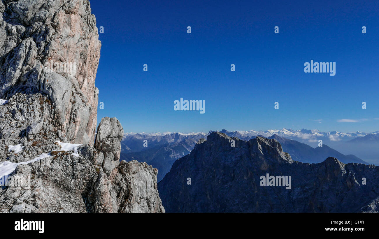 Vista orientale vento Wang gap su Gehrenspitze e Alpi Aurine, gamma Wetterstein Foto Stock