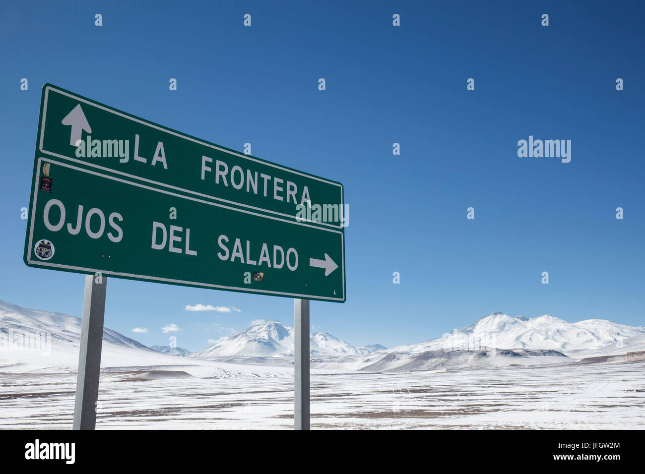 Il Cile, parco nazionale Nevado Tres Cruzes, Ojos del Salado, cartello stradale Foto Stock