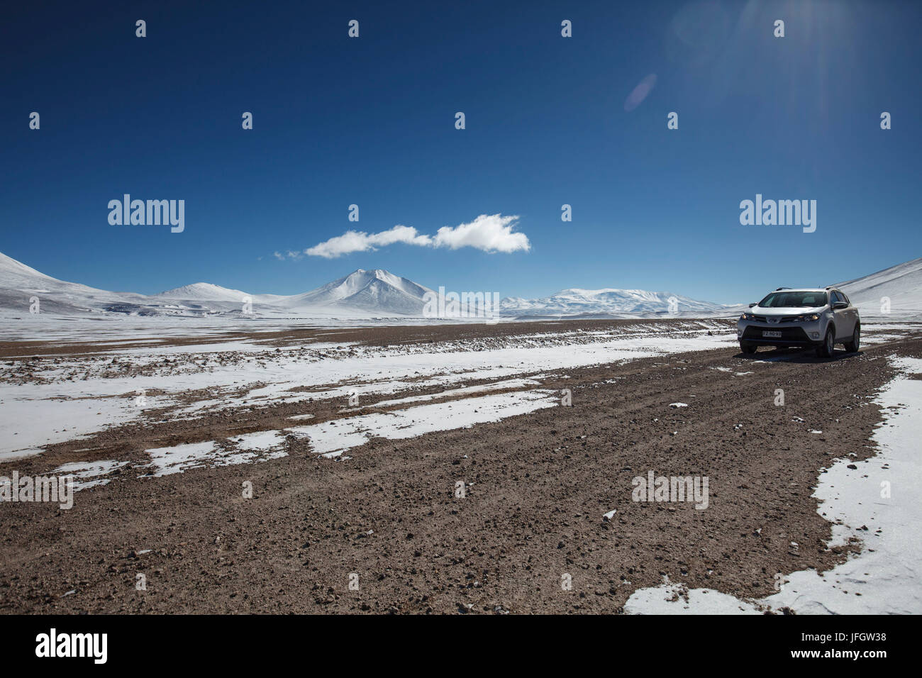 Il Cile, parco nazionale Nevado Tres Cruzes, Ojos del Salado, auto, fuoristrada Foto Stock