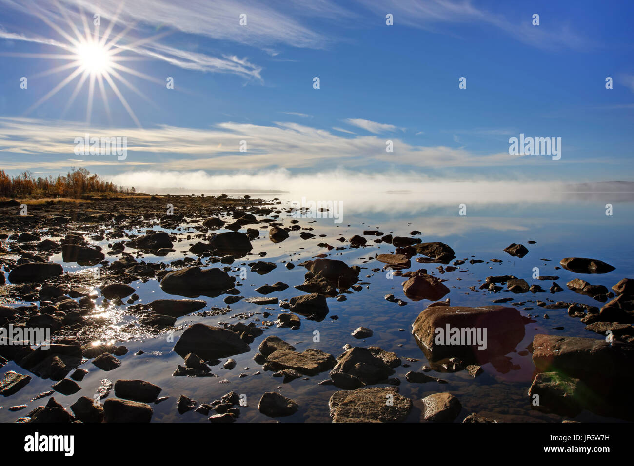 L'Europa, in Svezia, in Lapponia, Nikkaluokta, nebbia attorno al Paittasjärvi Foto Stock