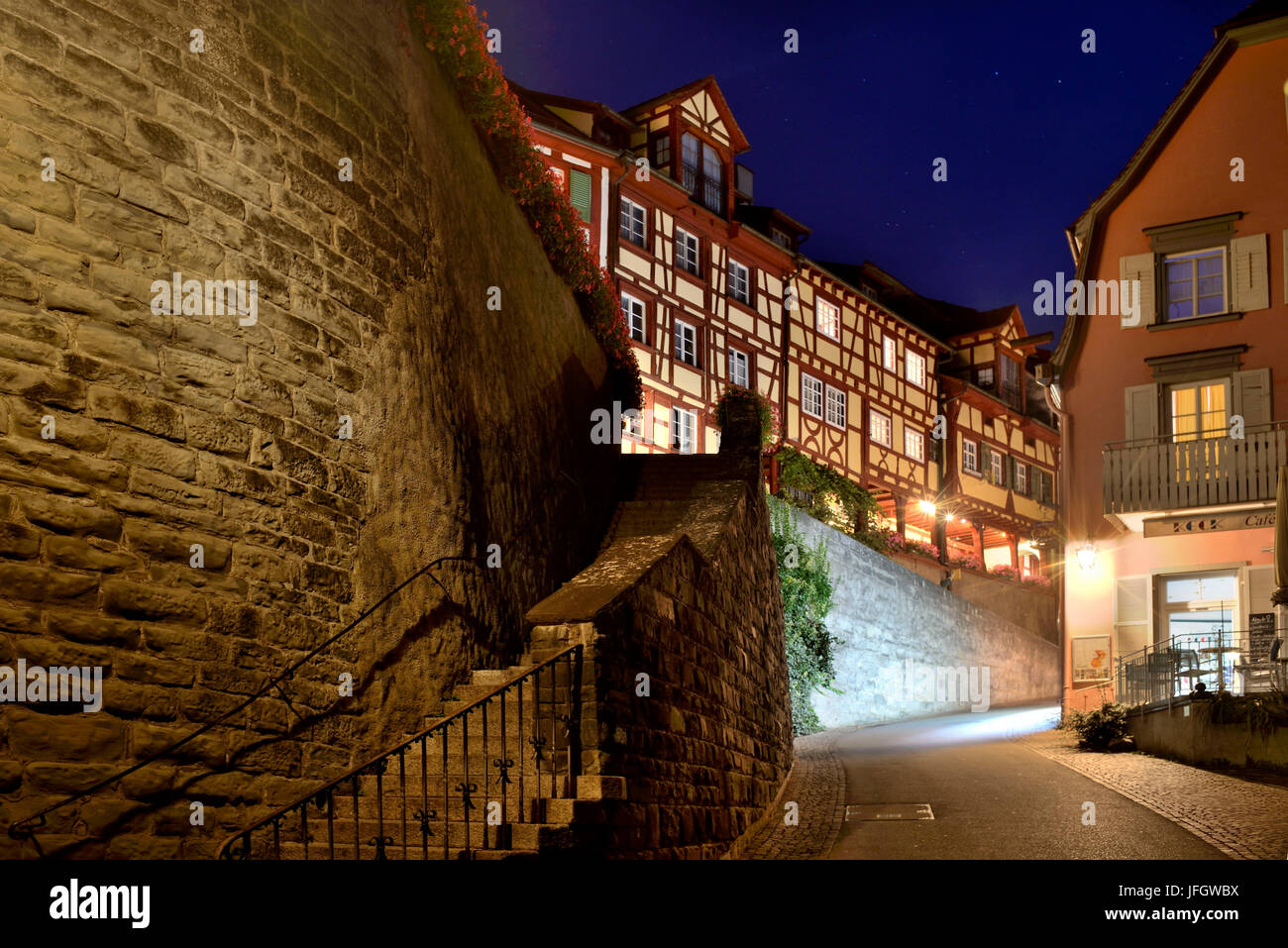 Meersburg in Lago di Costanza, ripida Old Town lane di notte Foto Stock