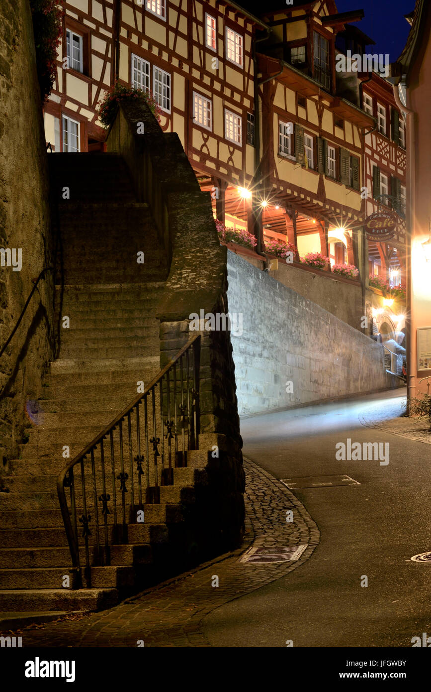 Meersburg in Lago di Costanza, ripida Old Town lane di notte Foto Stock