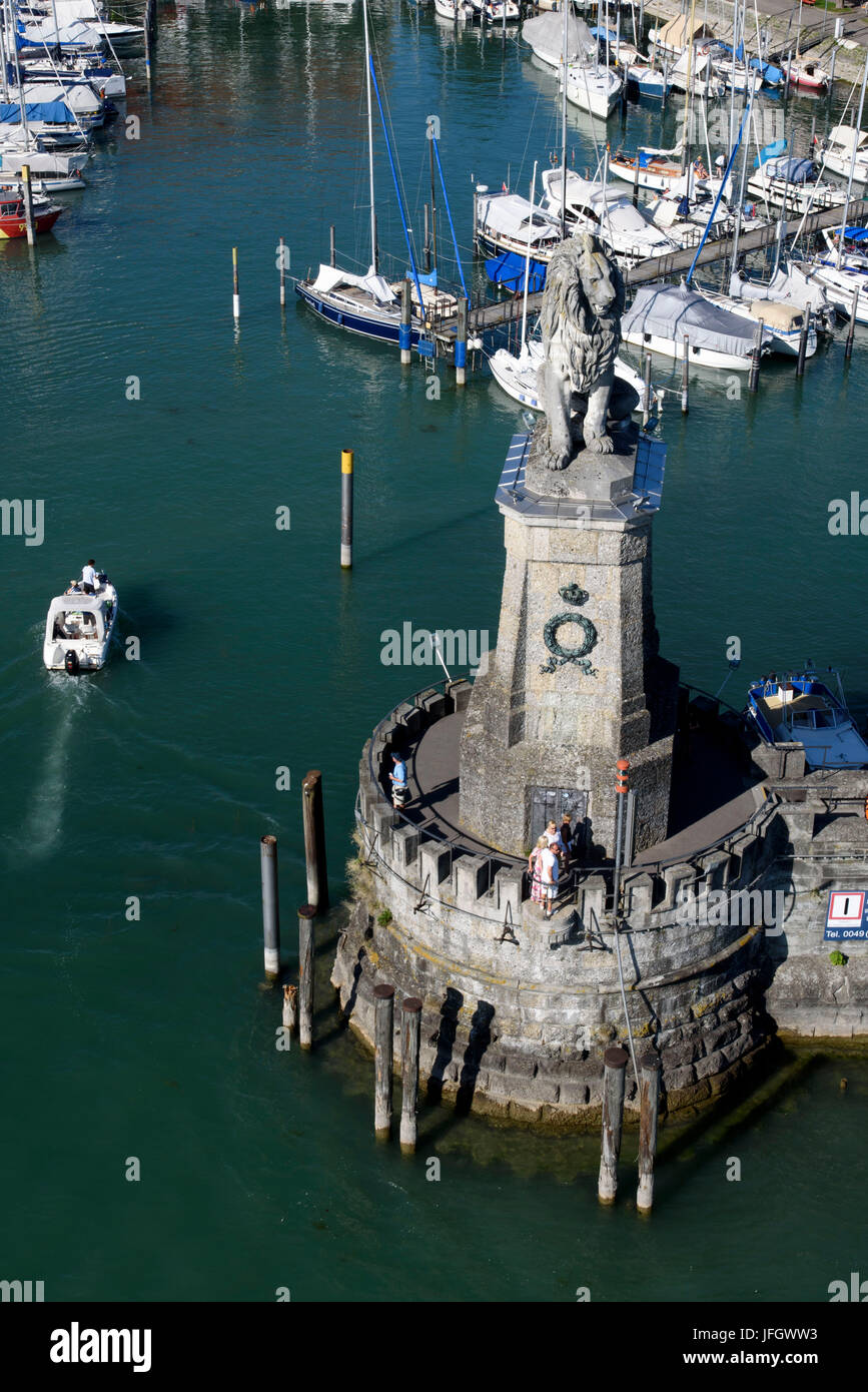 Vista del faro, lion in ingresso del porto, porto di Lindau, Lago di Costanza, bavaresi, Germania Foto Stock