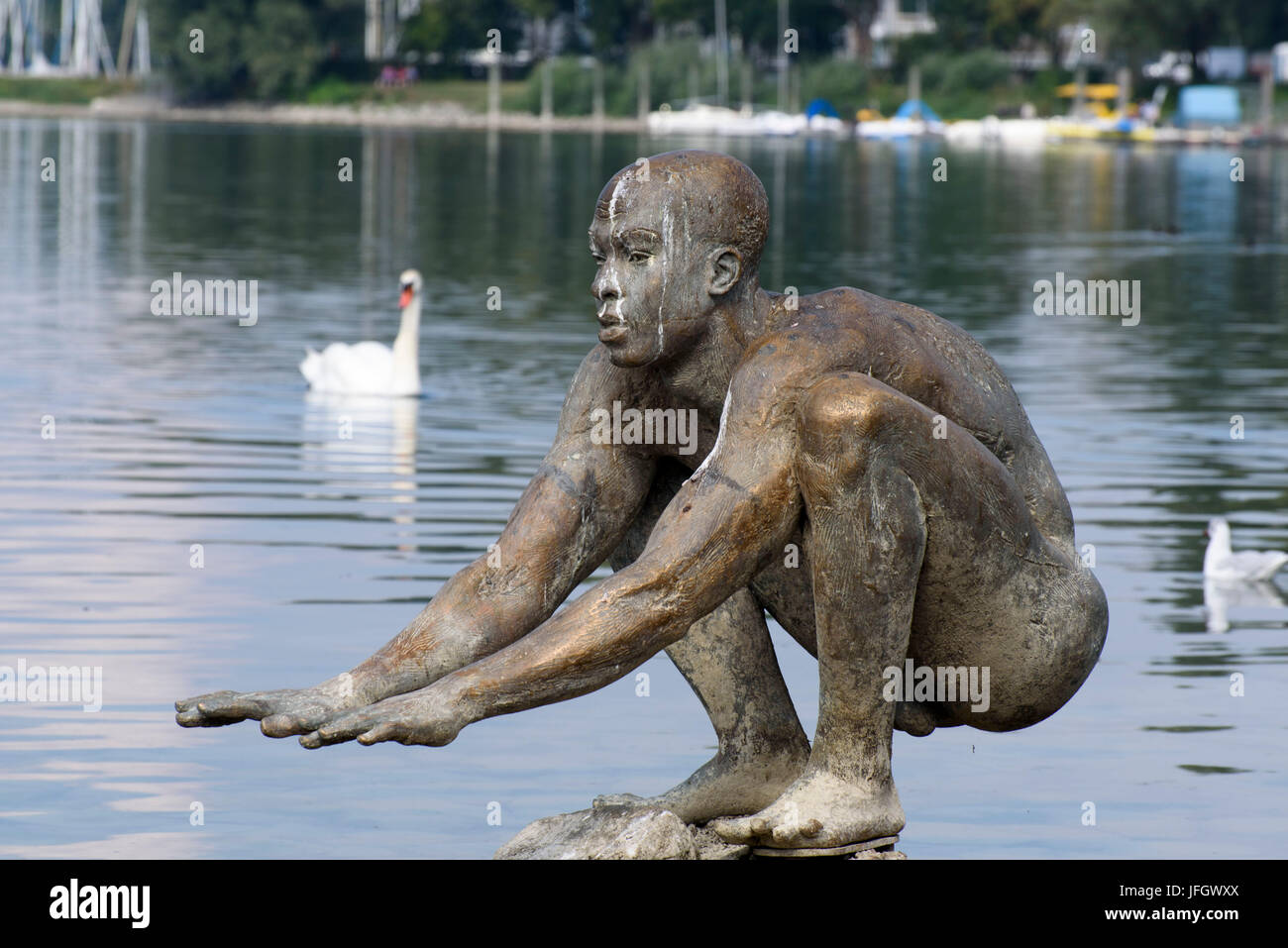 La scultura El Nino von Ubbo Enninga (bronzo, 1997) in riva al lago, Radolfzell, Lago di Costanza, underlake, Baden-Württemberg, Germania Foto Stock