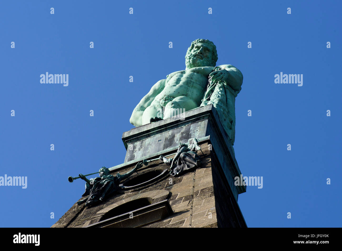 Herkules statua in montagna parco Wilhelmshöhe, patrimonio culturale mondiale dell UNESCO, Kassel, Hessen, Germania Foto Stock