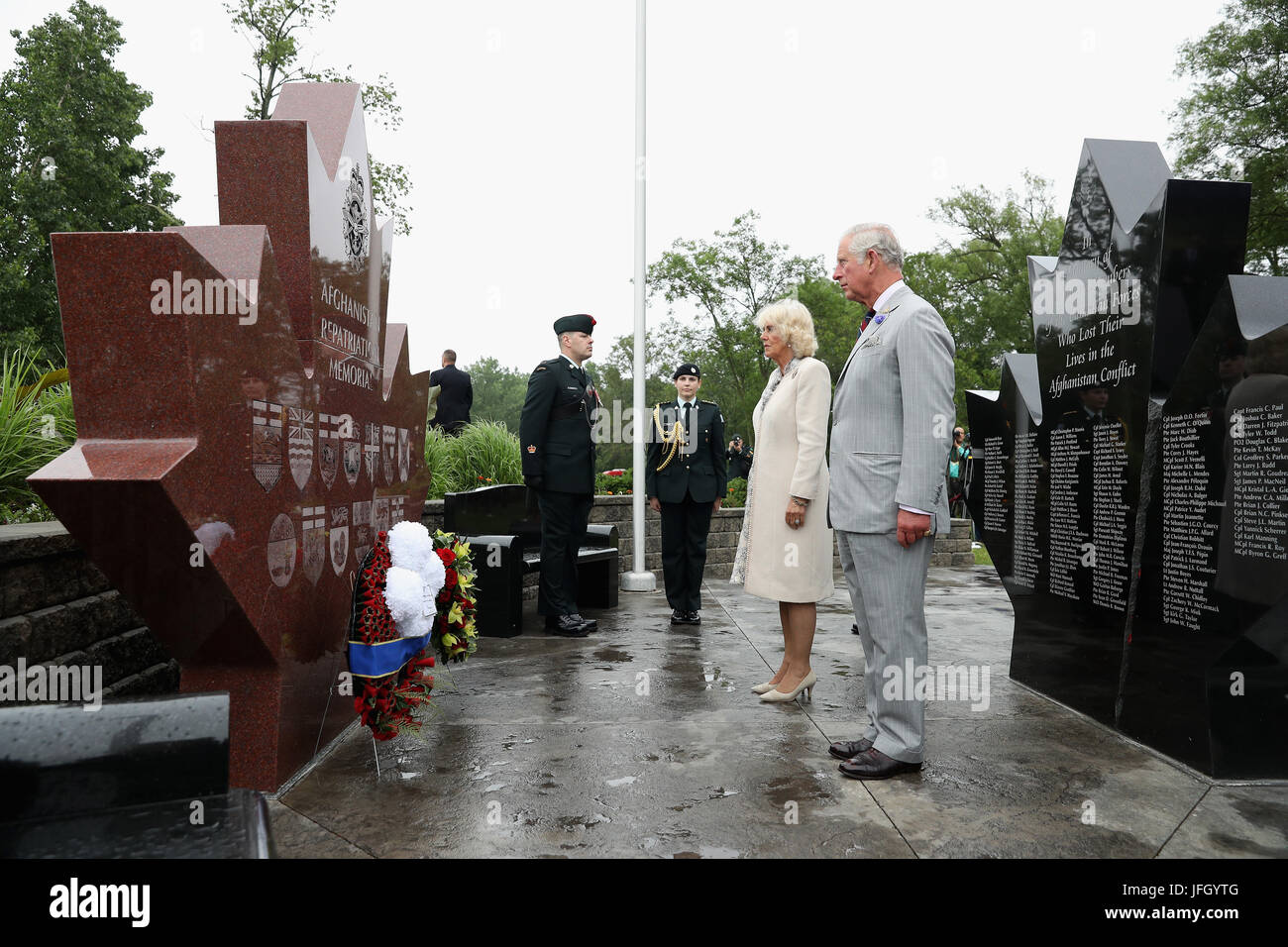 Il Principe di Galles e la duchessa di Cornovaglia deporre una corona al rimpatrio in Afghanistan Memorial a Trenton, durante il giorno due di loro visita in Canada. Foto Stock