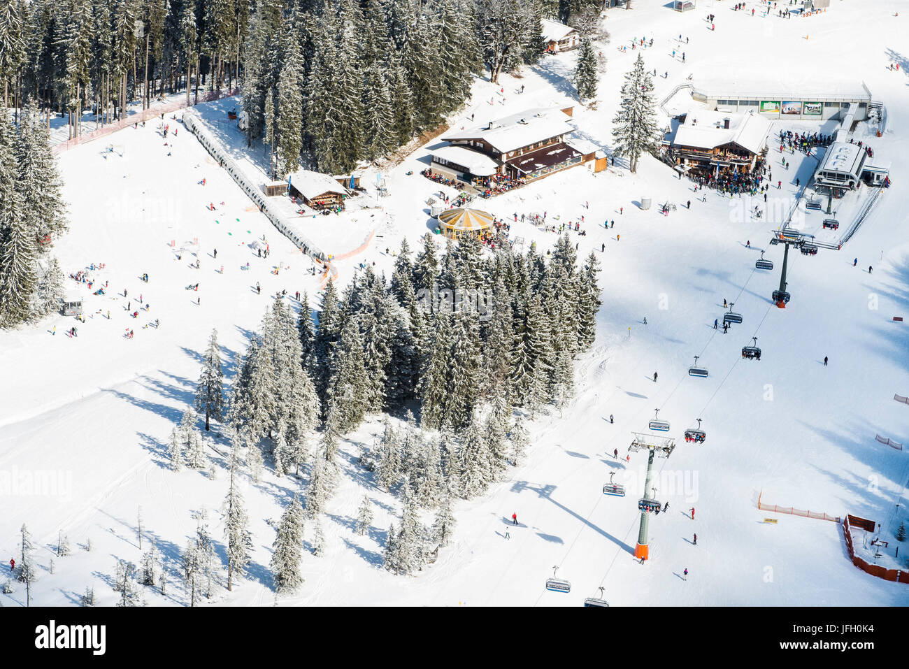 Area sci Garmisch-Classic nel Hausberg, family-friendly bambino paese, rifugio sciistico con bar sulla neve, Drehmöser 9, Kreuzwankellift, Garmisch-Partenkirchen, fotografia aerea, Baviera, Germania Foto Stock