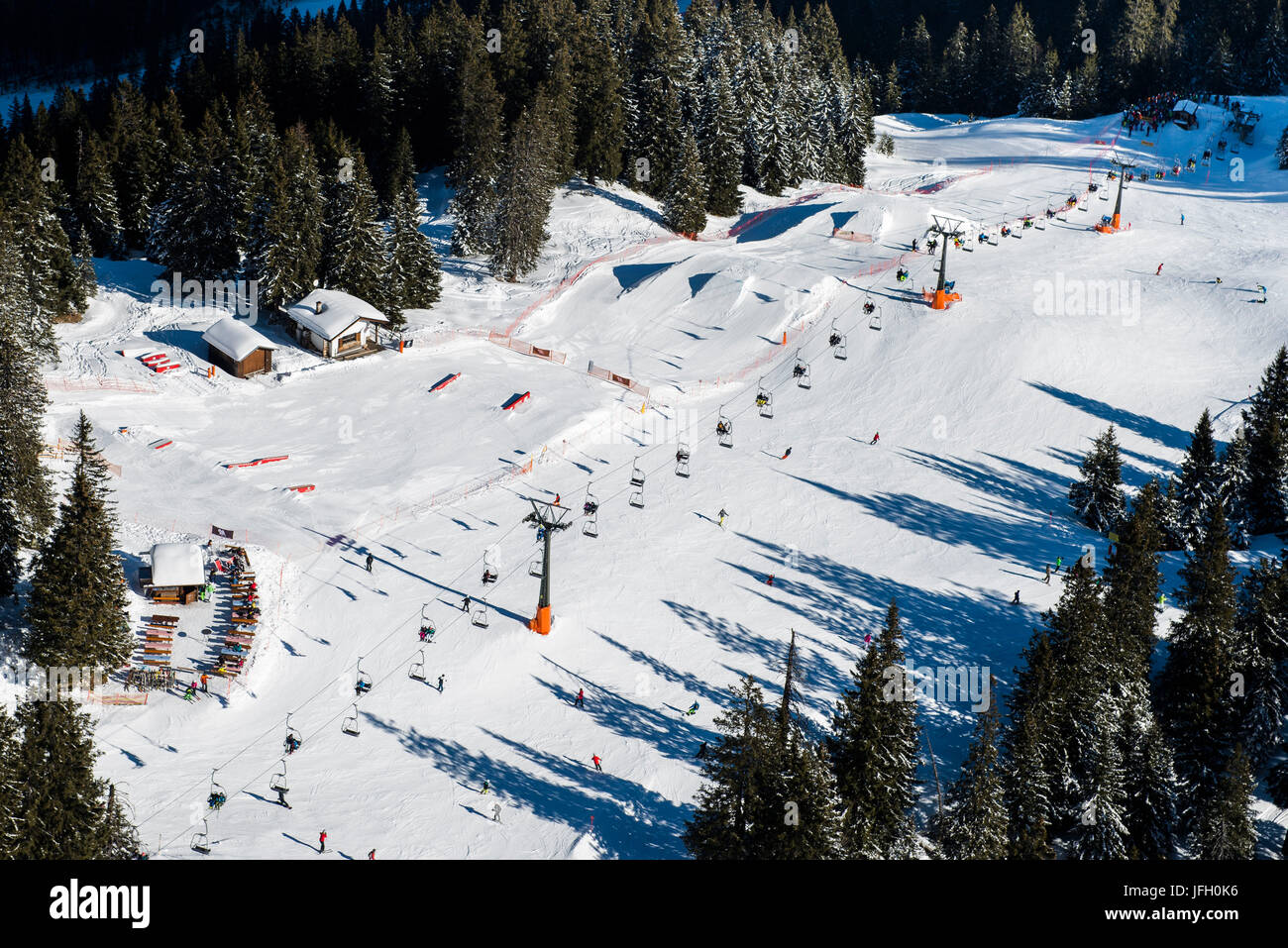 Area sci Garmisch-Classic con fun park Hexenkessel, Kreuzeck, Garmisch-Partenkirchen, fotografia aerea, bavaresi, Germania Foto Stock