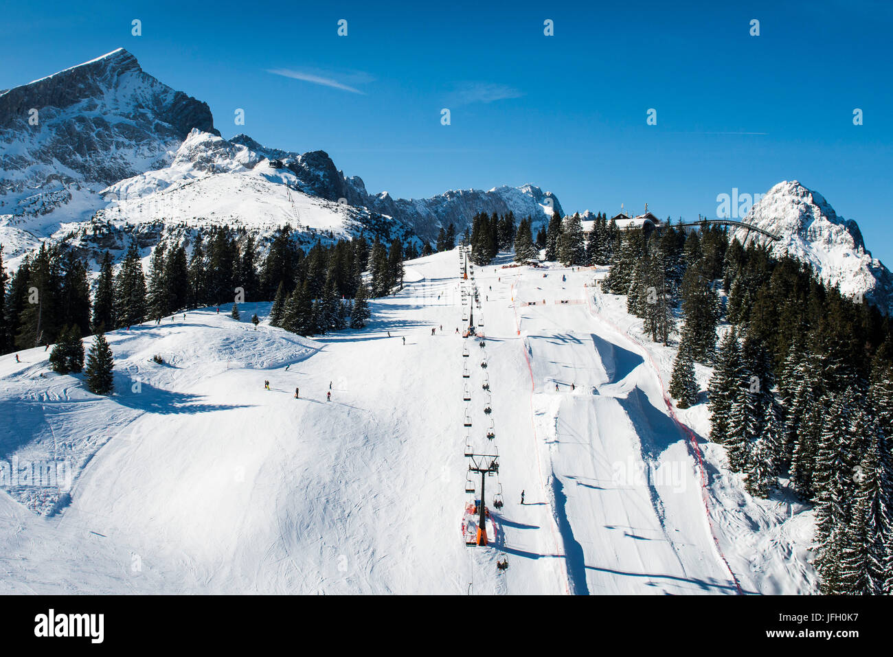 Area sci Garmisch-Classic davanti Alpspitze e Zugspitze, fun park Hexenkessel, Kreuzeck, Garmisch-Partenkirchen, fotografia aerea, bavaresi, Germania Foto Stock