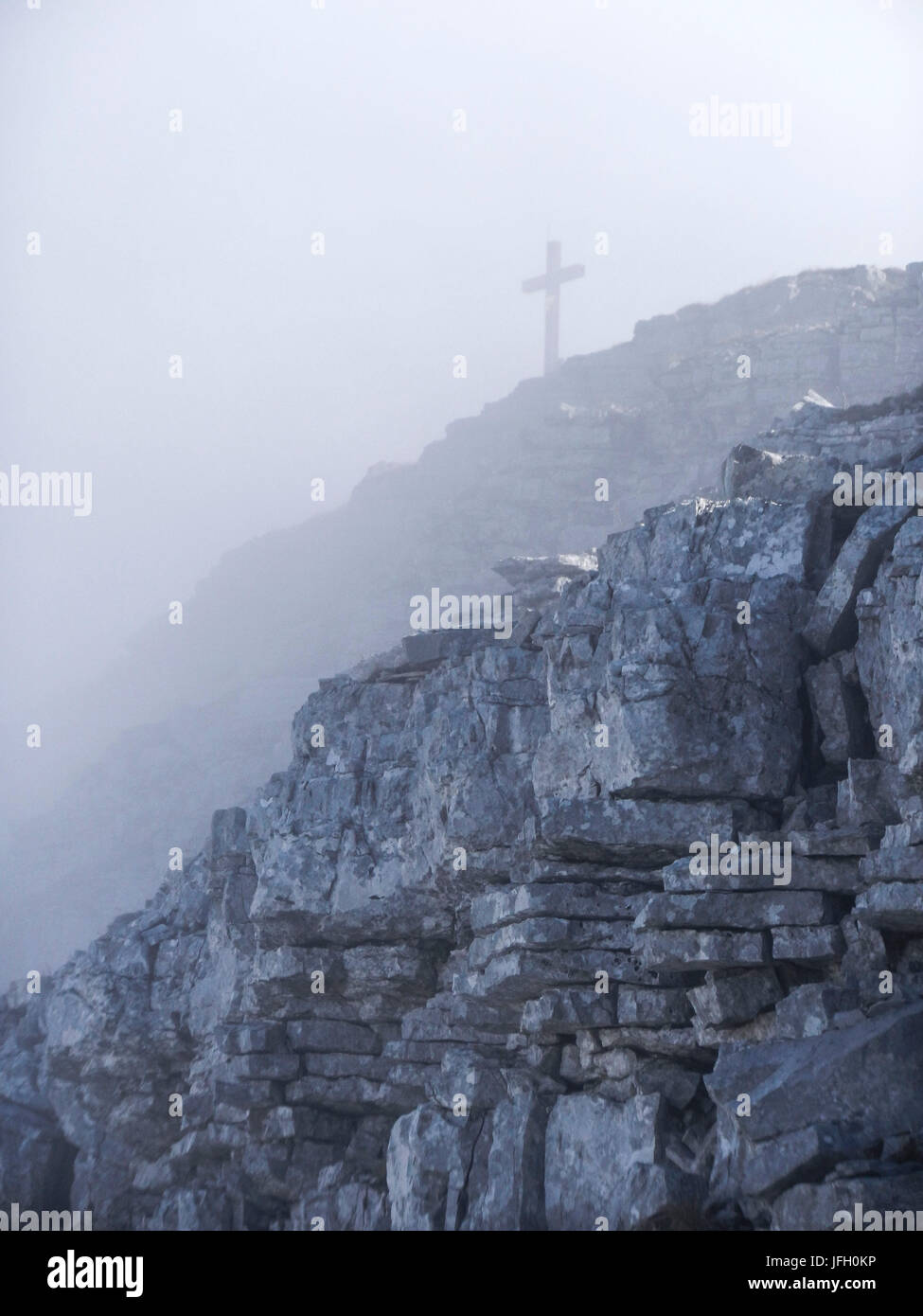 Vertice di croce e il vertice della costruzione del Soierspitze nella nebbia e nuvole, Soiern Foto Stock