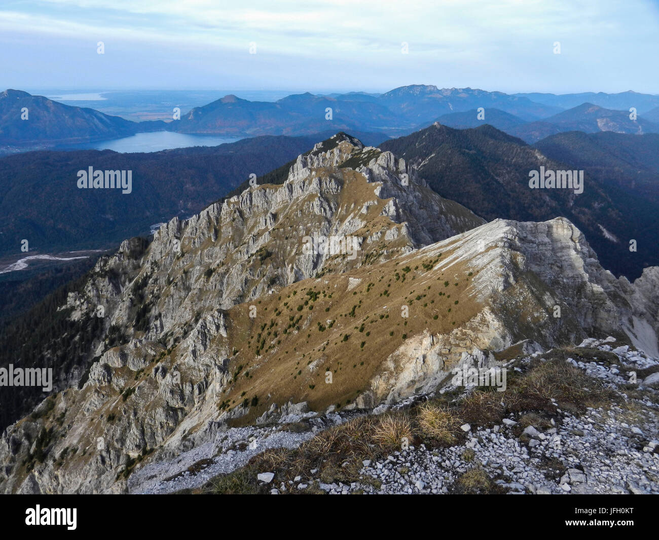 Vista di Schöttelkarspitze su Schöttelkopf, Soiern, sfondo Herzogstand e il Lago di Starnberg e Walchensee e Jochberg e Benediktenwand Foto Stock