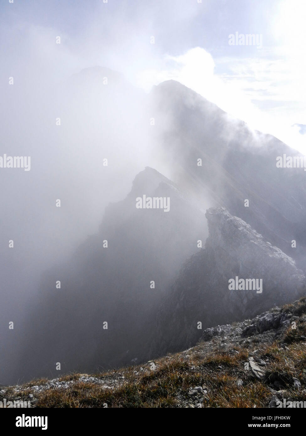 Vista di Feldernkopf su Reißende Lahnspitze, nebbia e nuvole, luce posteriore, torre di roccia, a Soiern Foto Stock