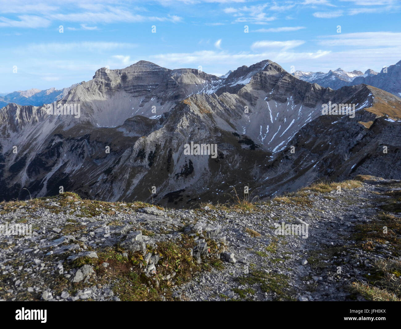 Vista di Schöttelkarspitze su Soiernspitze e Reißende Lahnspitze e Feldernkopf, Soiern Foto Stock