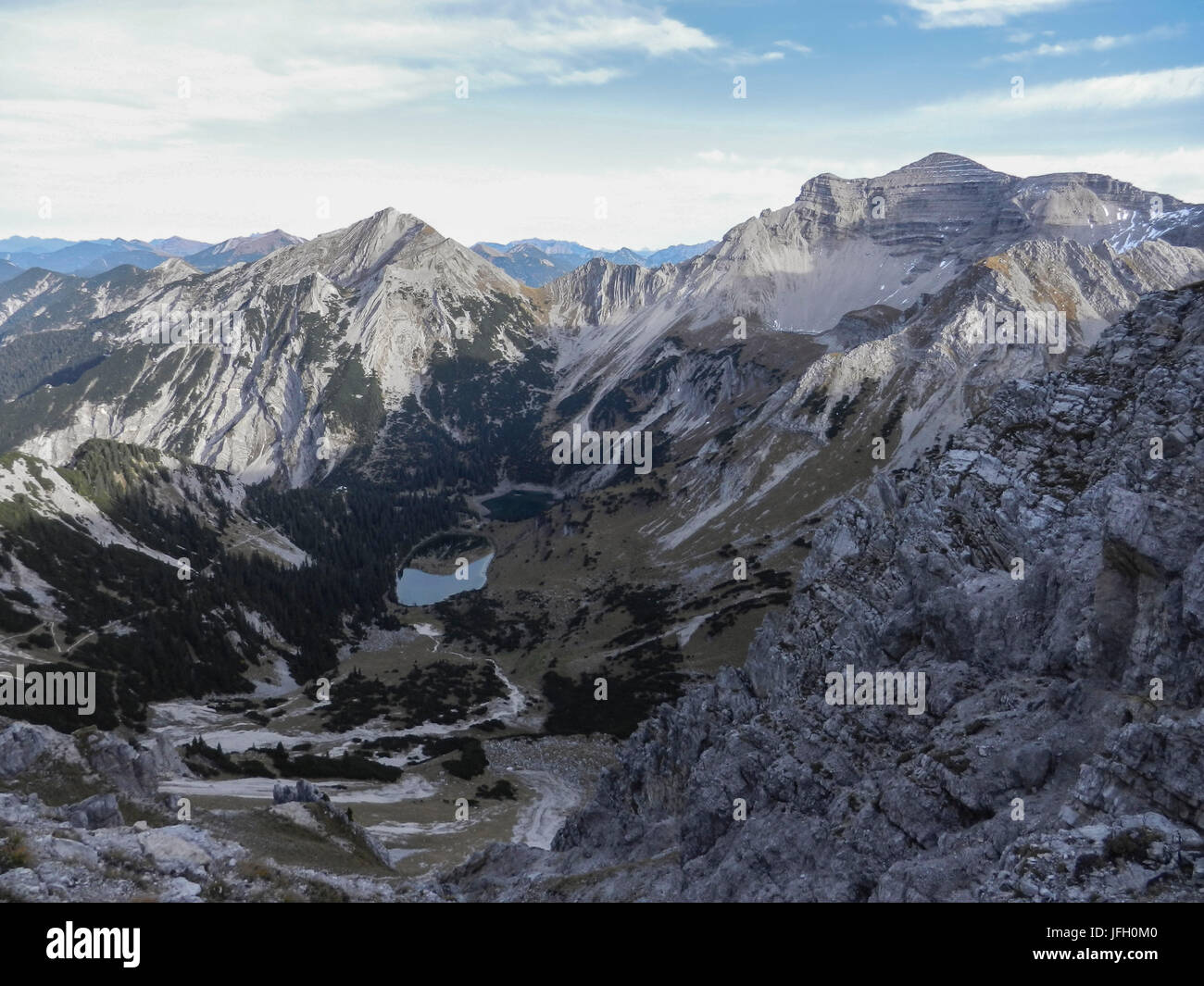 Vista del Schöttelkarspitze nel Soiernkessel con Soiernseen. E Krapfenkarspitze Soiernspitze, Soiern Foto Stock