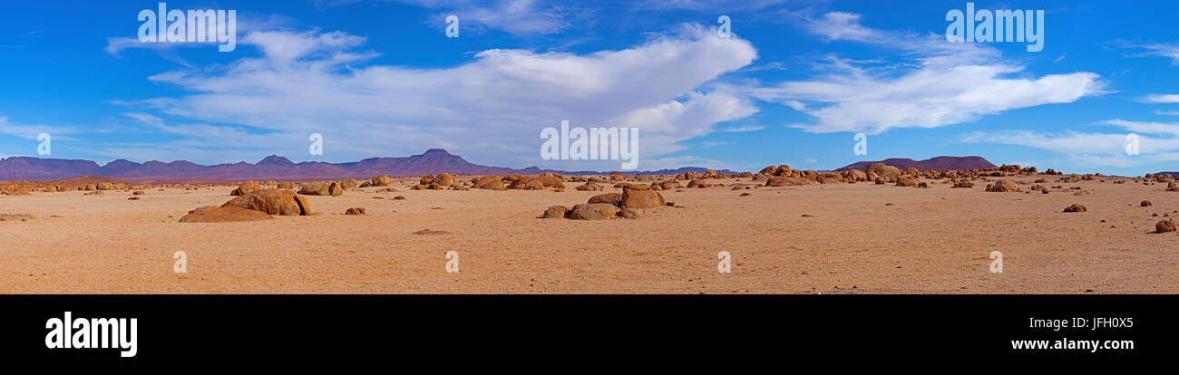 Livello con granito ballin la montagna di fuoco zona ovest, Zeugenbergs, Damaraland, panorama Foto Stock