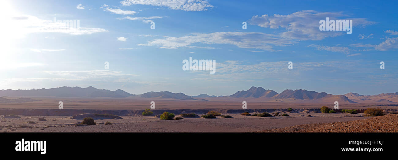 Ampio panorama selvatico sul Khumib-fiume secco, nello scheletro coste park, Damaraland, Namibia, panorama Foto Stock