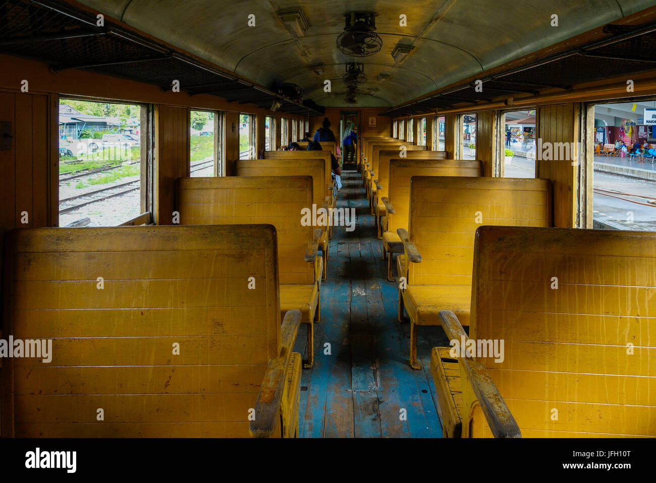 Il vecchio treno con le selle di legno in Thailandia, Sud-est asiatico Foto Stock