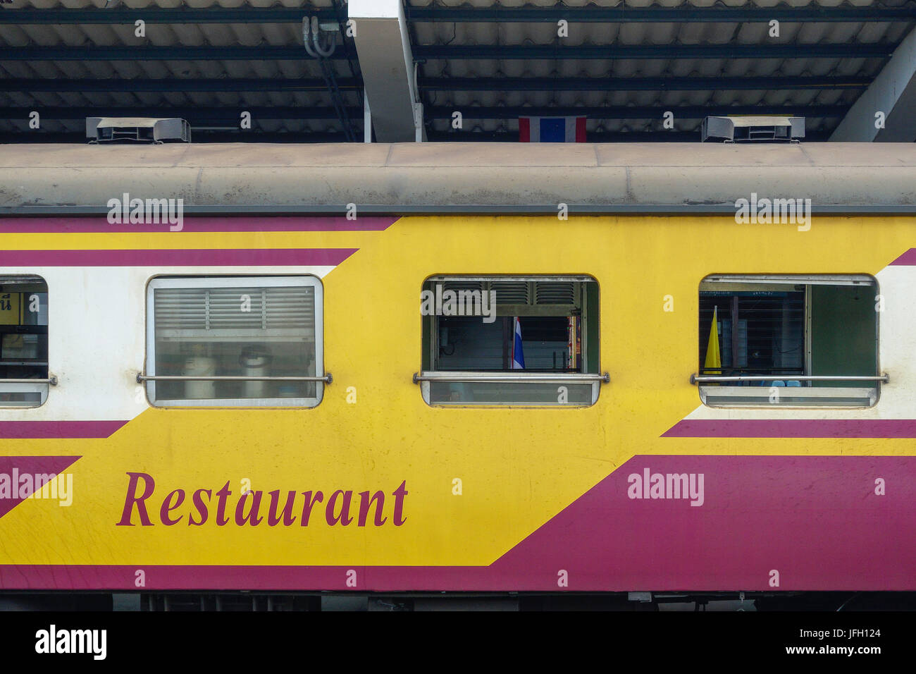 In treno la stazione ferroviaria di Thailandia, Sud-est asiatico Foto Stock