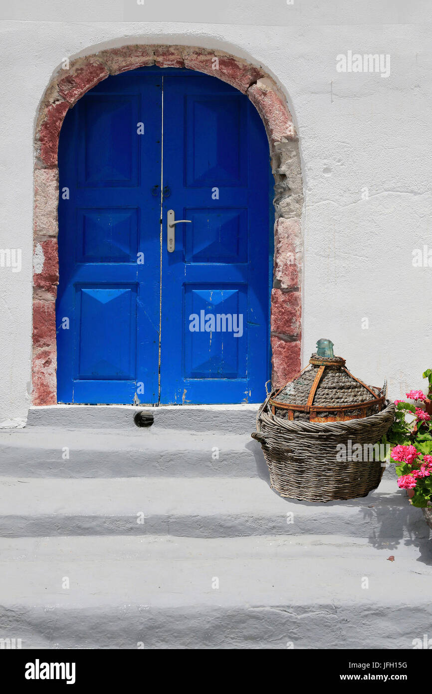 Porta blu con gradini in pietra, Santorin Foto Stock