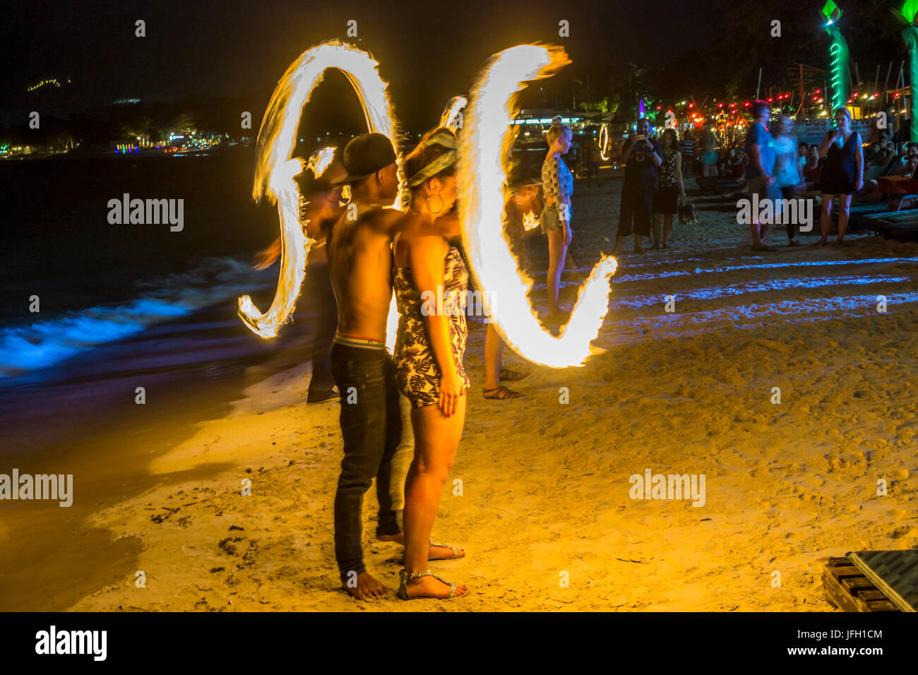Fire visualizza sulla spiaggia, spiaggia di Chaweng, isola di Ko Samui, Thailandia, Asia Foto Stock