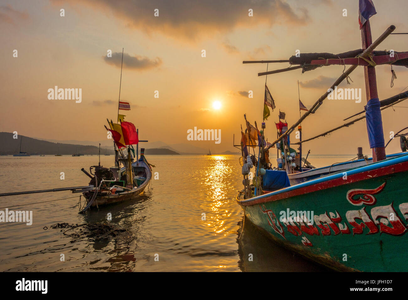 Longtail barche sulla spiaggia, sunrise in Spiaggia Bo Phut, isola di Ko Samui, Thailandia, Asia Foto Stock