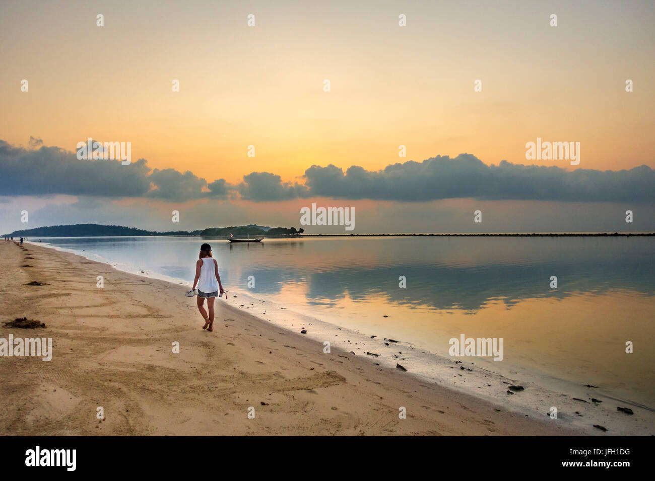 Donna al tramonto sulla spiaggia di Chaweng Beach, isola di Ko Samui, Thailandia, Asia Foto Stock
