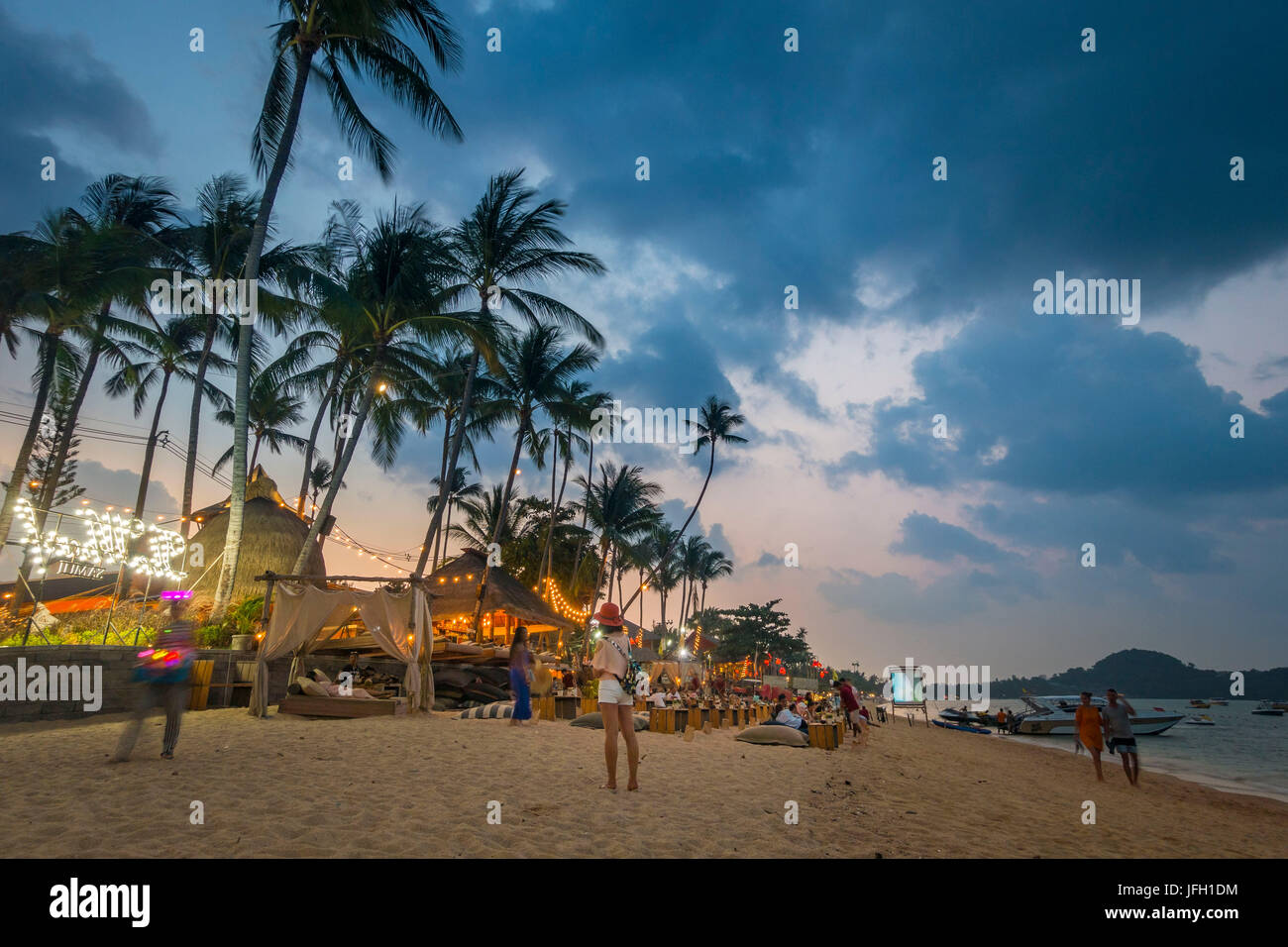 Bar in spiaggia, i turisti sulla spiaggia, Spiaggia Bo Phut, isola di Ko Samui, Thailandia, Asia Foto Stock