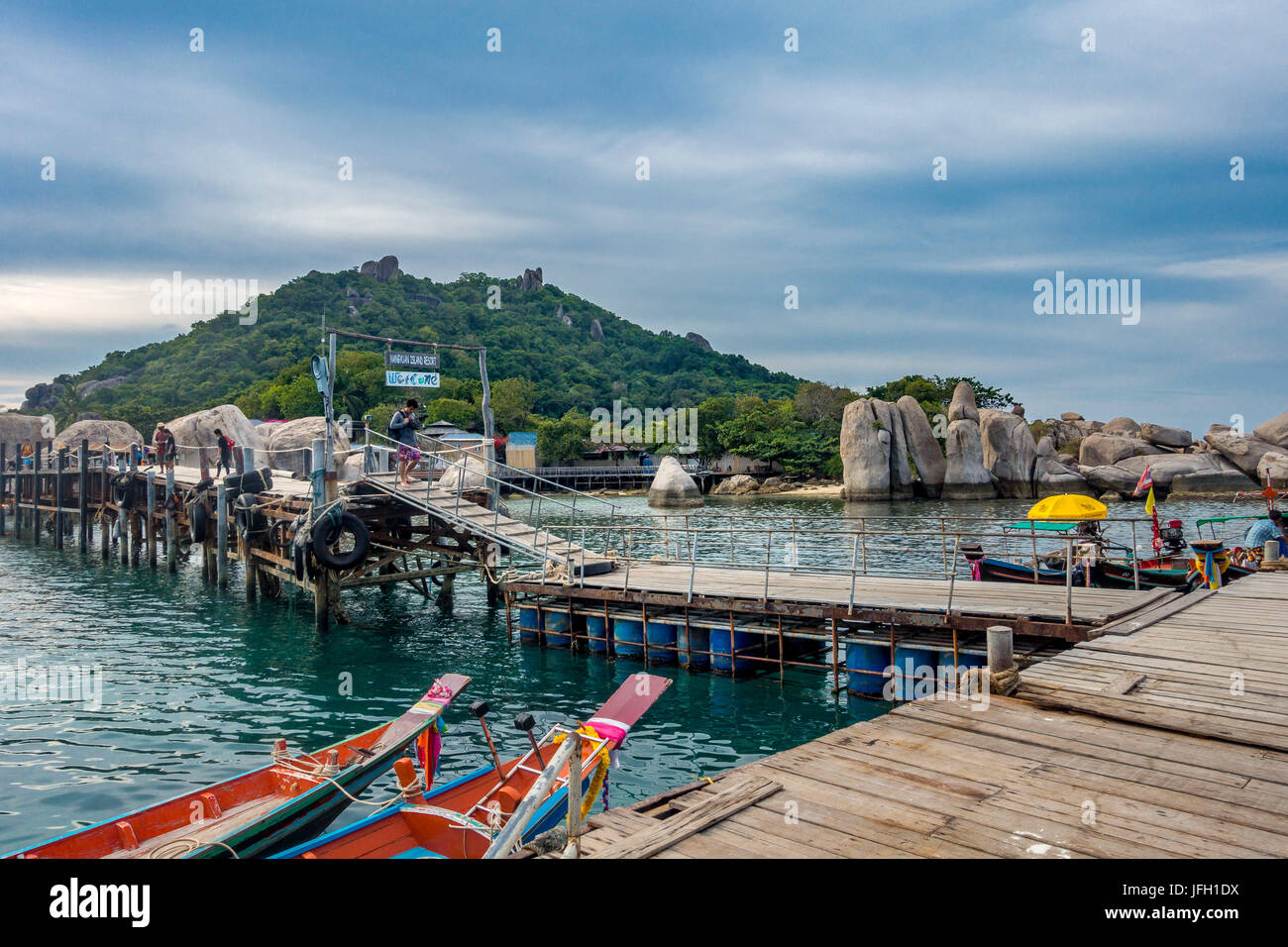 Barche colorate nel ponte in legno, jetty, isola di Koh Nang Yuan, anche Nangyuan, con Koh Tao, golf di thailandia, tailandia, Asia Foto Stock