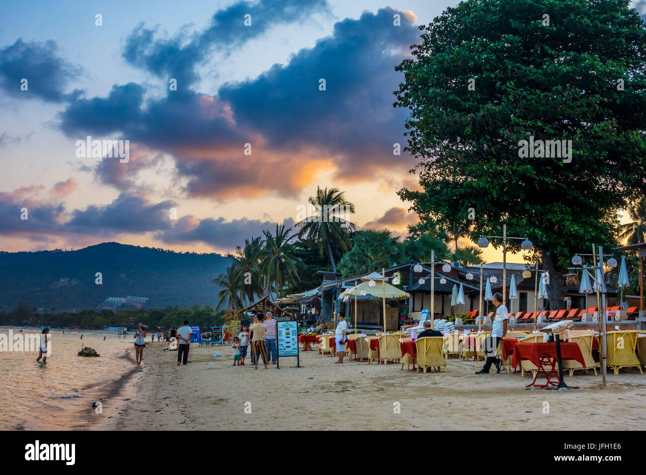 Il ristorante sulla spiaggia La spiaggia di Chaweng, isola di Ko Samui, Thailandia, Asia Foto Stock