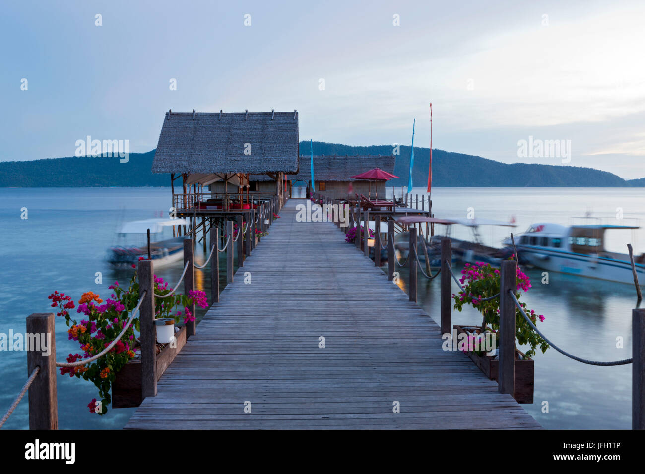 Ponte in Papua esploratori Resort, Gam, Raja Ampat, Papua occidentale, in Indonesia Foto Stock
