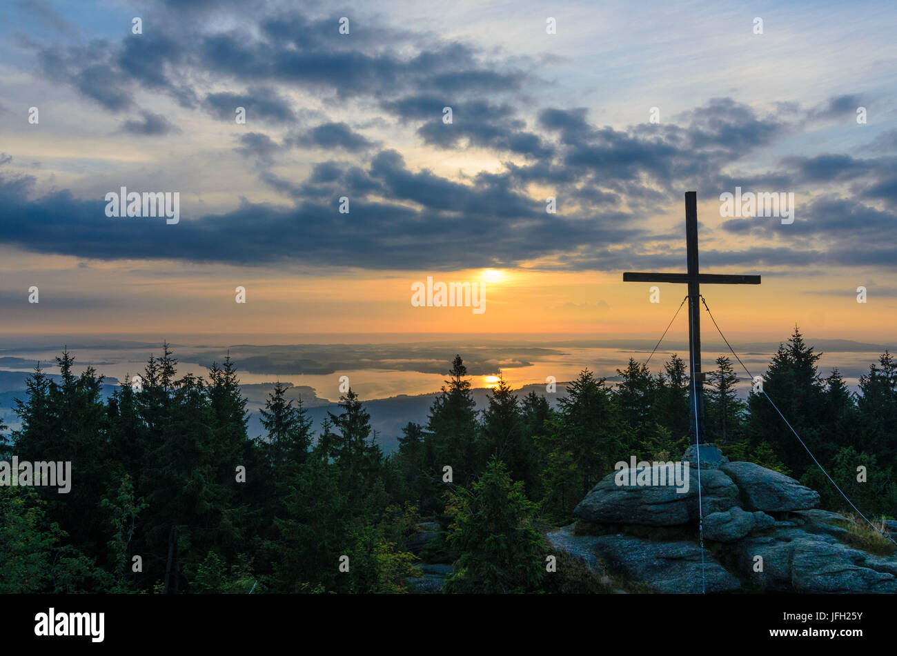 Bärenstein con vista al Lipno serbatoio della Moldavia a sunrise, Austria, Austria superiore, Mühlviertel, Aigen in Mühlkreis Foto Stock