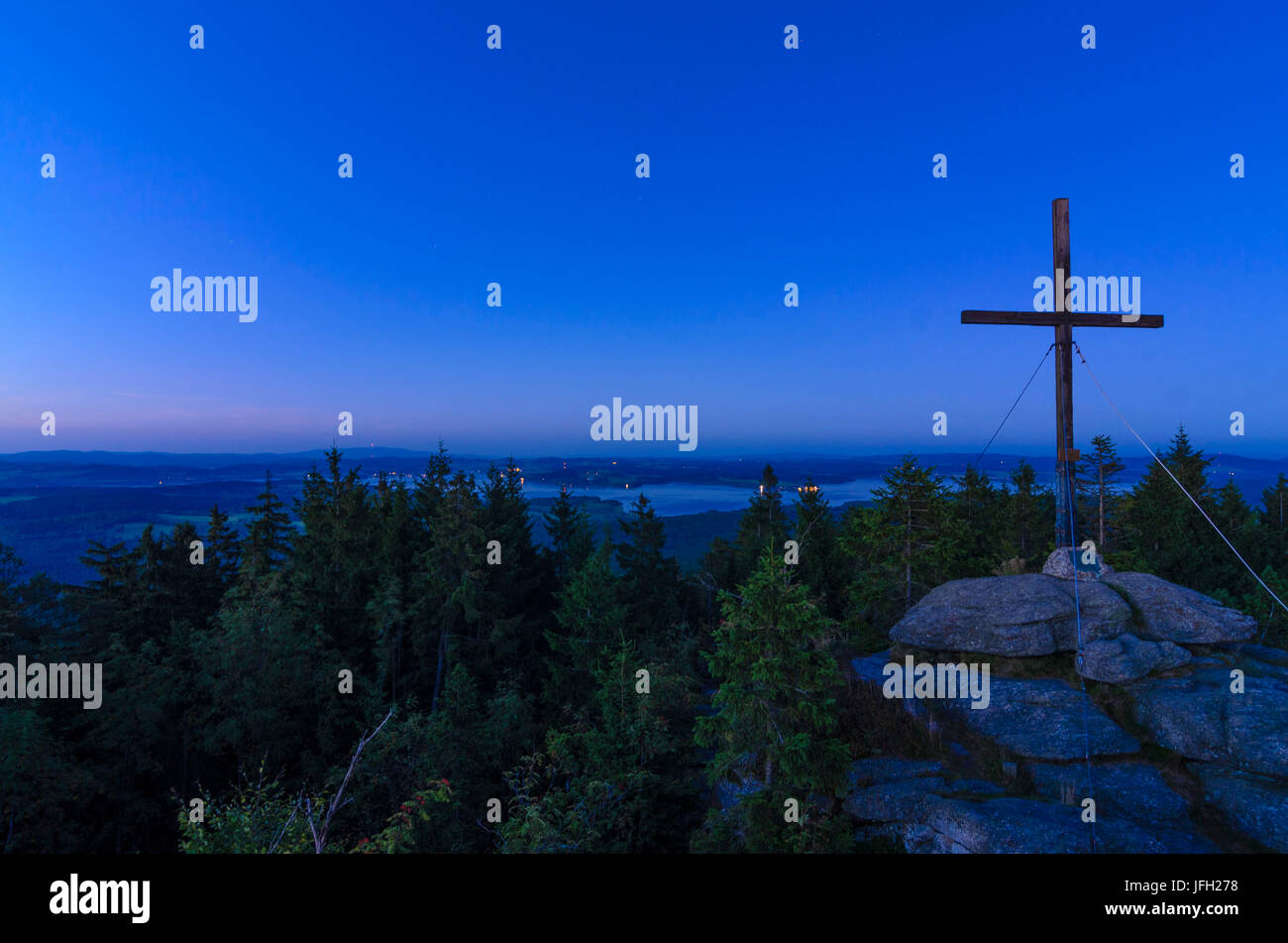 Bärenstein con vista al Lipno serbatoio della Moldavia di notte, Austria, Austria superiore, Mühlviertel, Aigen in Mühlkreis Foto Stock