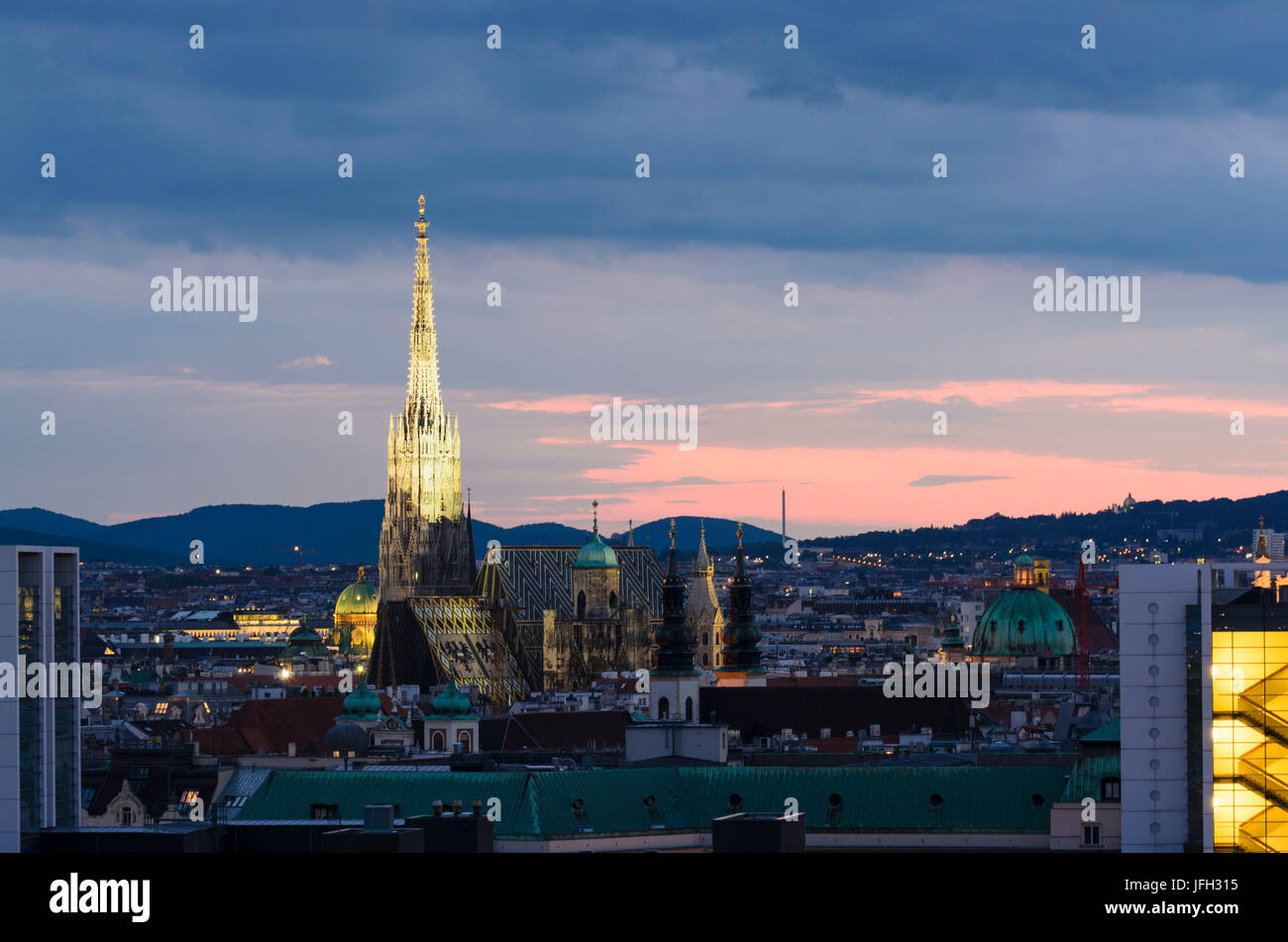 Federal computer center e il ministero federale delle finanze (nuovi edifici di fronte agli angoli), dietro di esso di Stephansdom, Austria, Vienna 00., Foto Stock