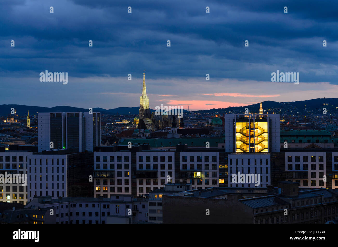 Federal computer center e il ministero federale delle finanze (nuovi edifici di fronte), dietro di esso di Stephansdom, Austria, Vienna, 00., Vienna Foto Stock