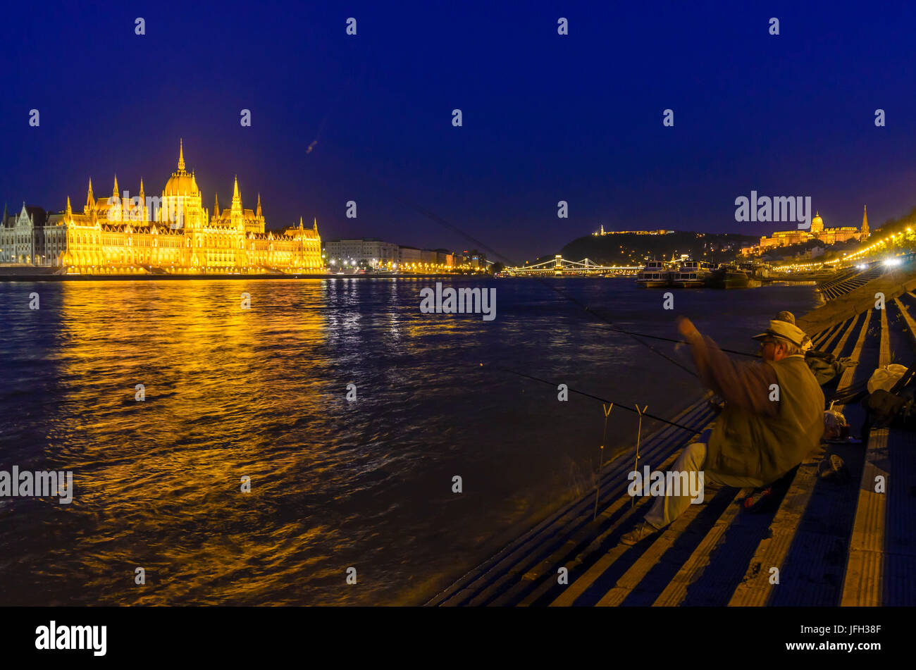 Il Parlamento sul Danubio, con ponte di sospensione, monte Gellert, il palazzo del castello e di pescatori, ungheresi, Budapest, Foto Stock