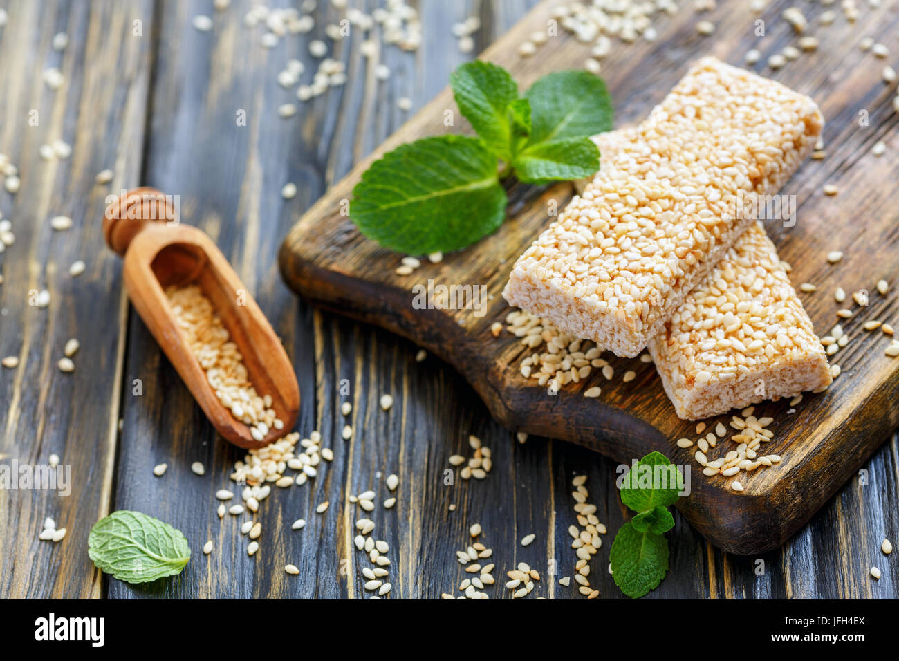 Il miele di sesamo e barre convogliatore in legno. Foto Stock