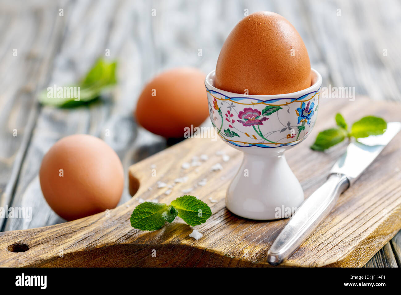 Bollito uovo marrone su un cavalletto. Foto Stock