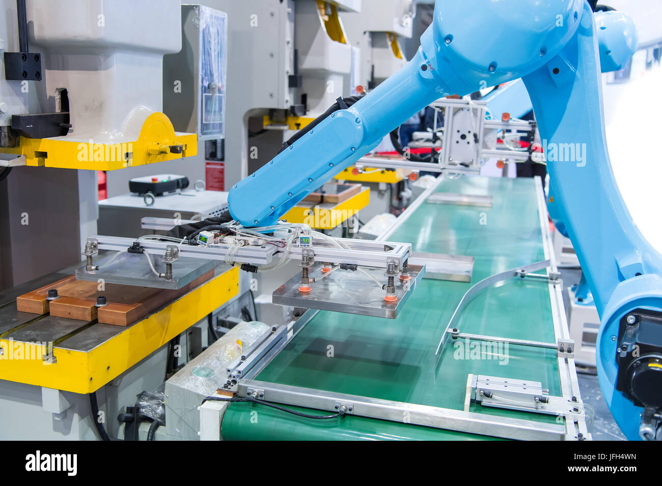 Robot industriale con nastro in fabbrica di fabbricazione,smart factory industry 4.0 concetto. Foto Stock