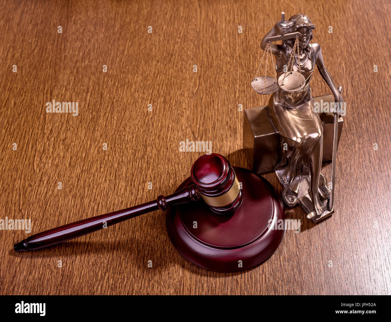 Statua di giustizia e martello di legno, il concetto di legge Foto Stock