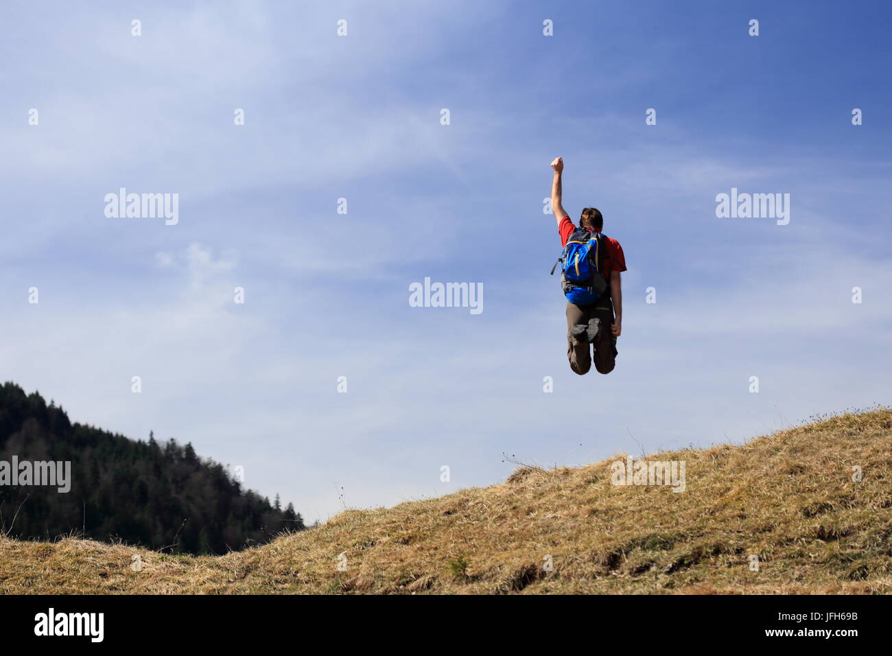 Happy hiker è jumping Foto Stock
