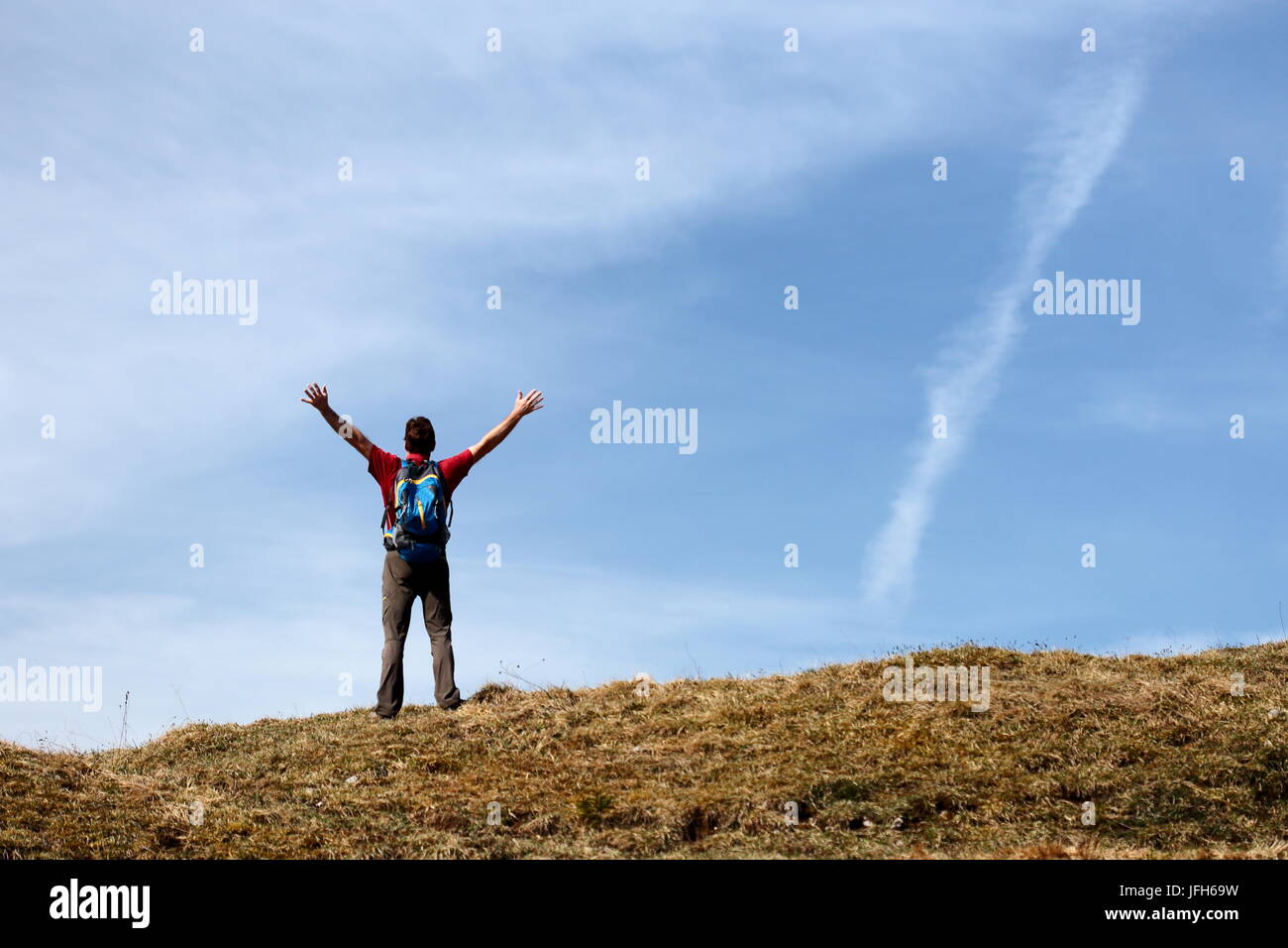 Felice escursionista con mani in alto Foto Stock