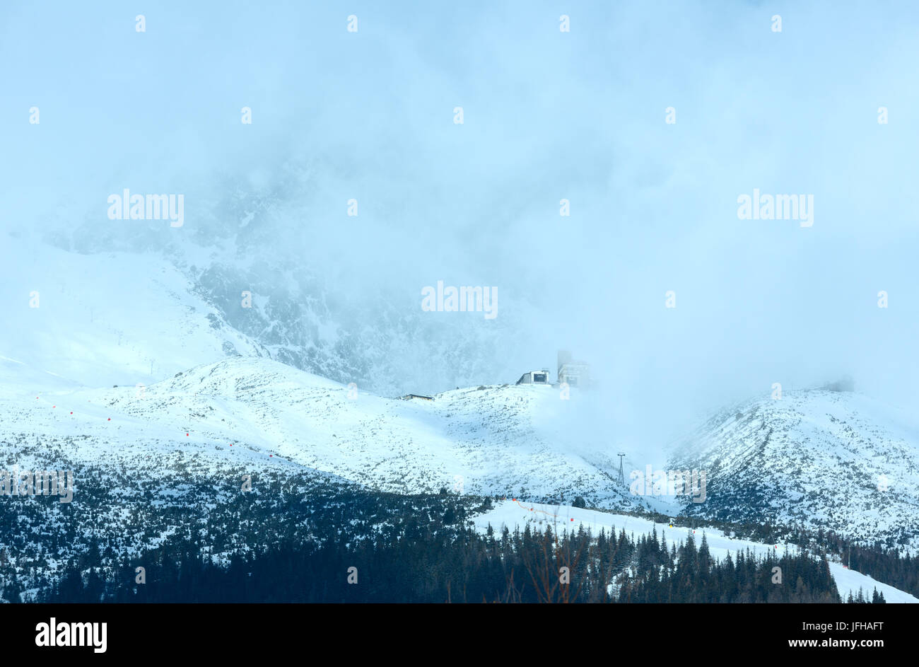 Mattina inverno paesaggio di montagna (Tatranska Lomnica, Slovacchia) Foto Stock