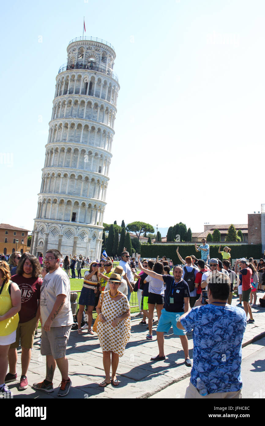 PISA, Italia - 21 giugno 2017 - Foto dei turisti cercando di fare una foto di come essi detengono la Torre Pendente di Pisa e stanno cercando come un tai Foto Stock