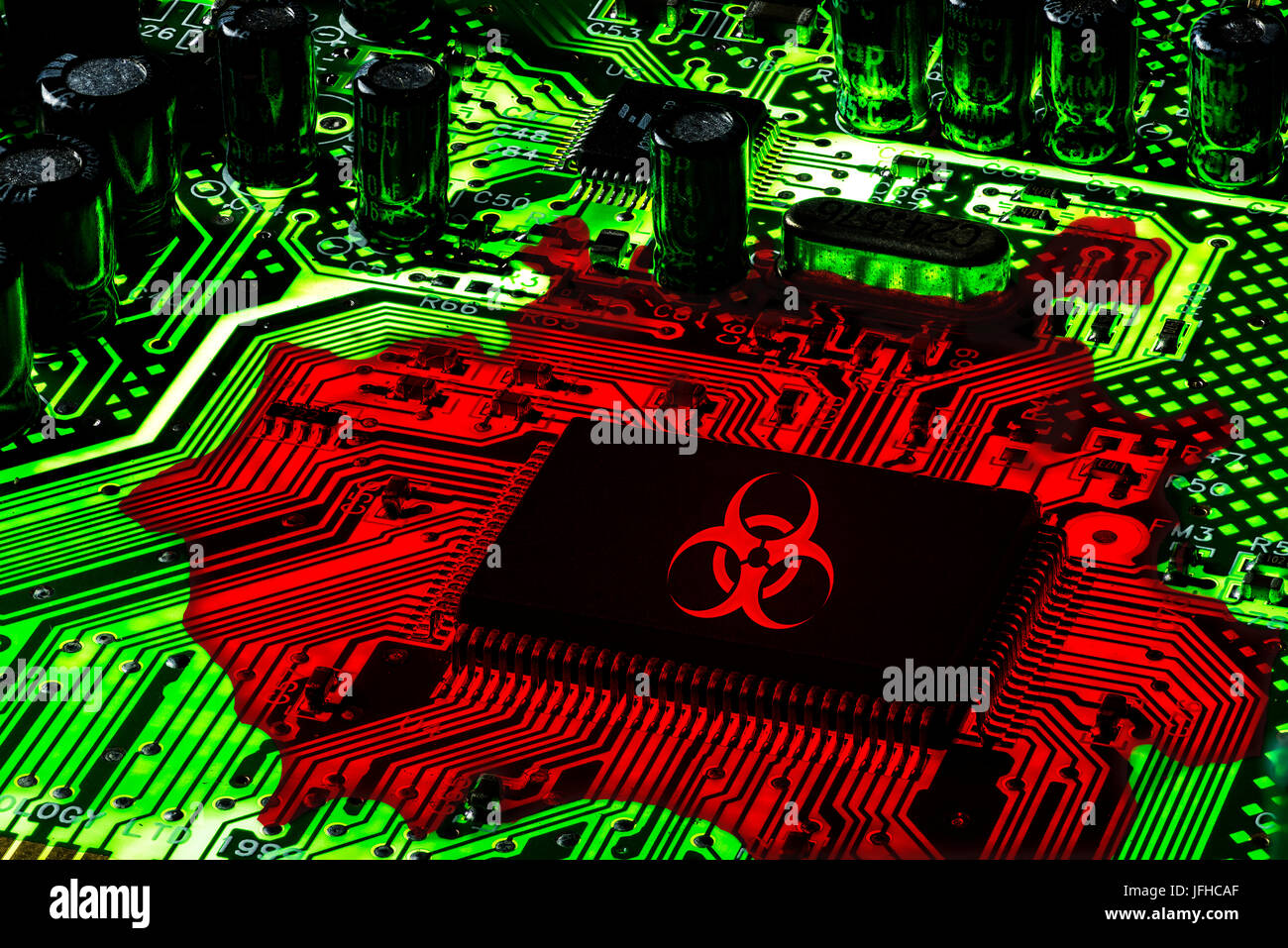 Calcolatore rosso scheda madre con logo biohazard ( virus ransomware concetto di attacco) Foto Stock