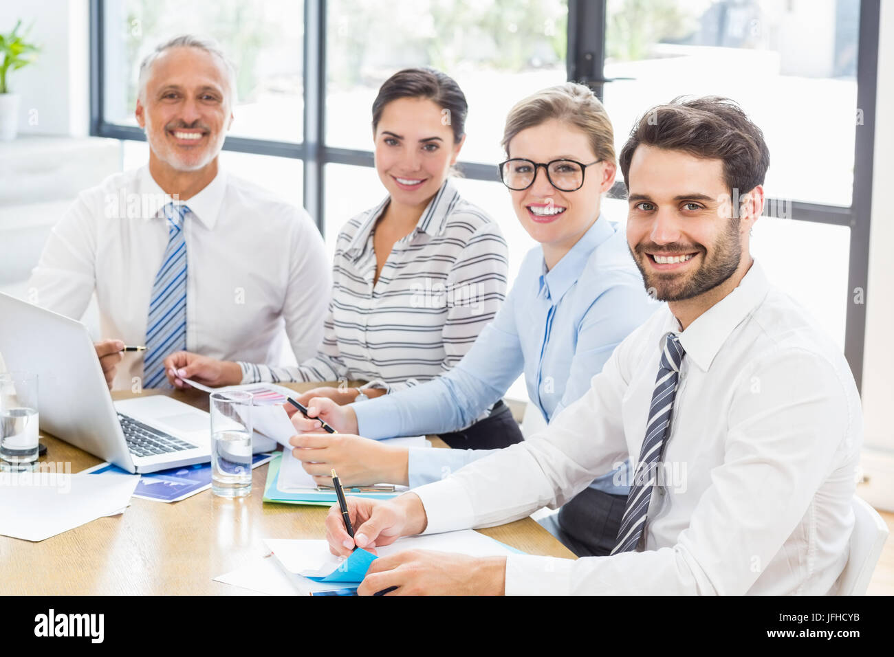 Ritratto di happy business i colleghi a lavorare alla scrivania Foto Stock