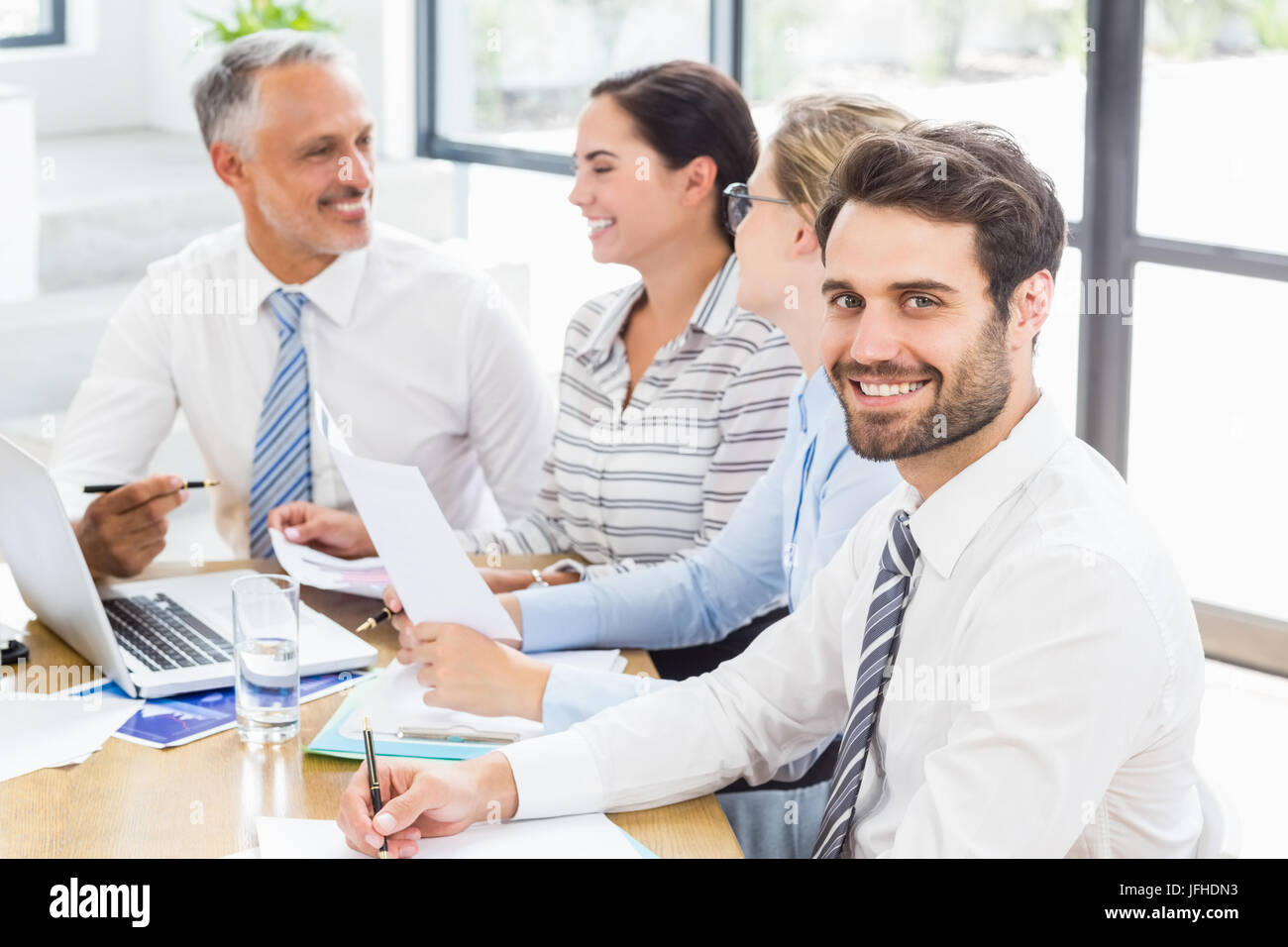 Imprenditore seduta con un collega mentre la riunione Foto Stock