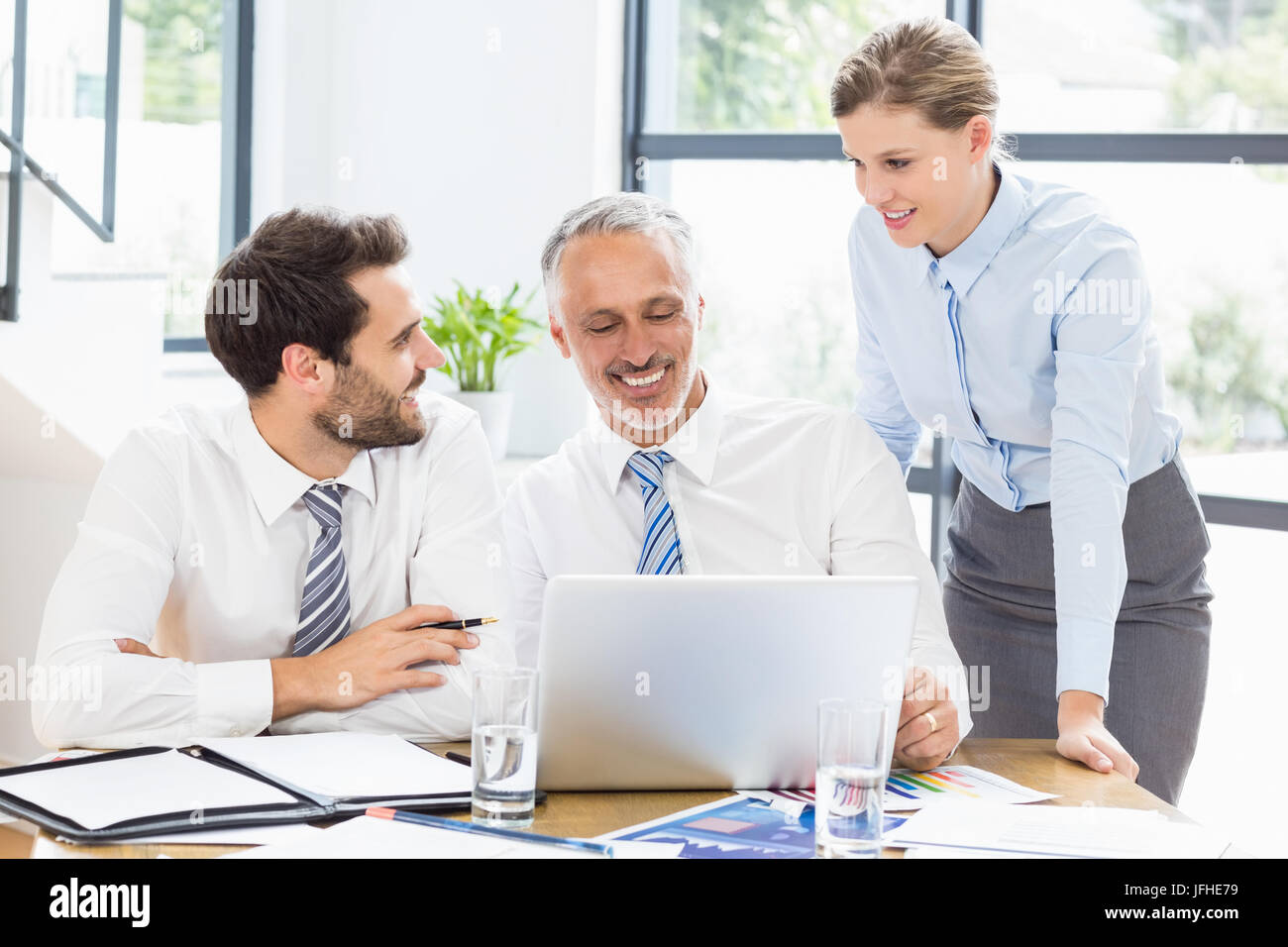 Colleghi di lavoro per discutere il lavoro di ufficio su laptop Foto Stock