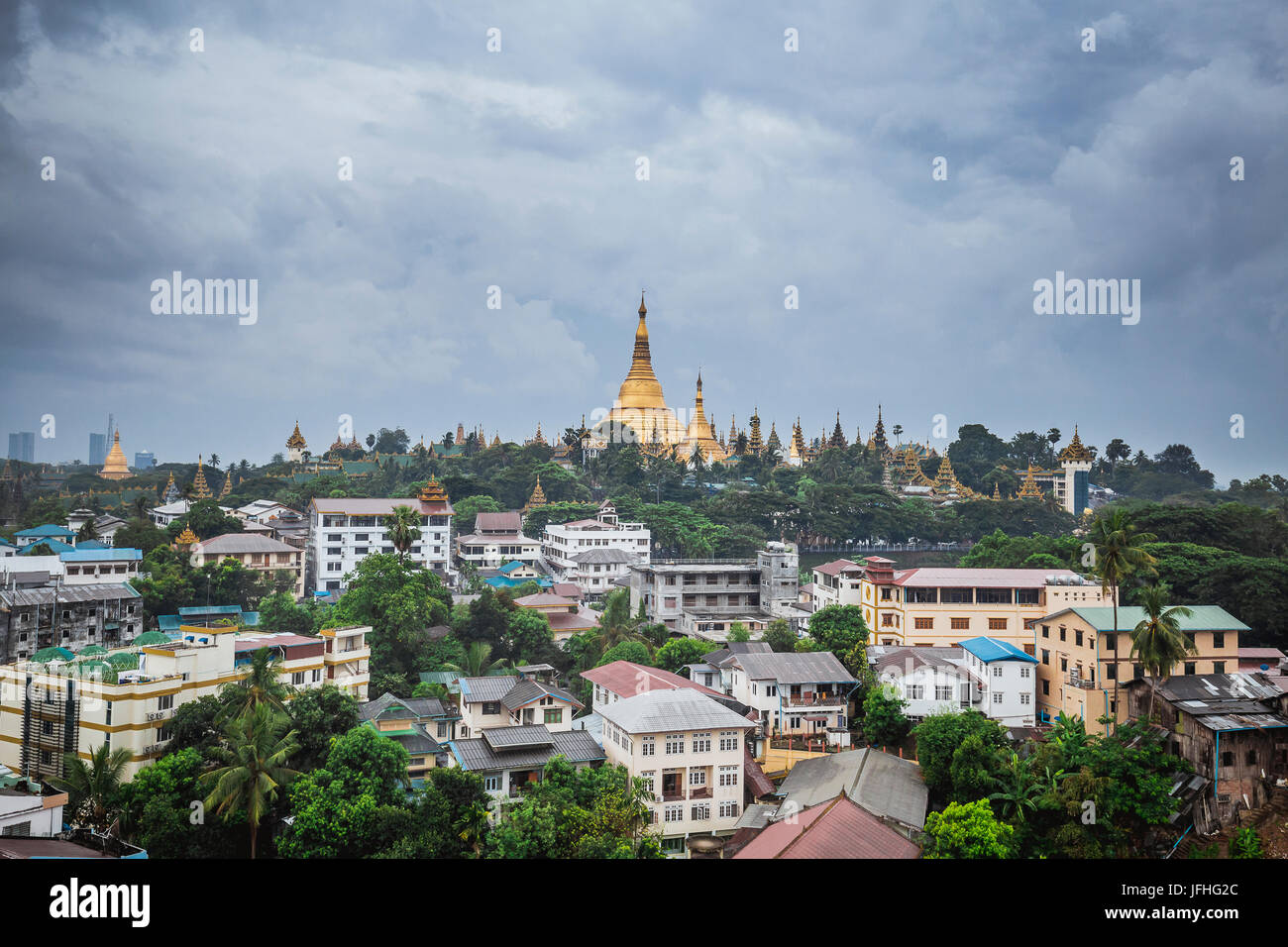 Shwedagon pagoda d'oro dall'alto in Yangon / Città Ragoon Myanmar - Foto di viaggio - Myanmar cultura Foto Stock