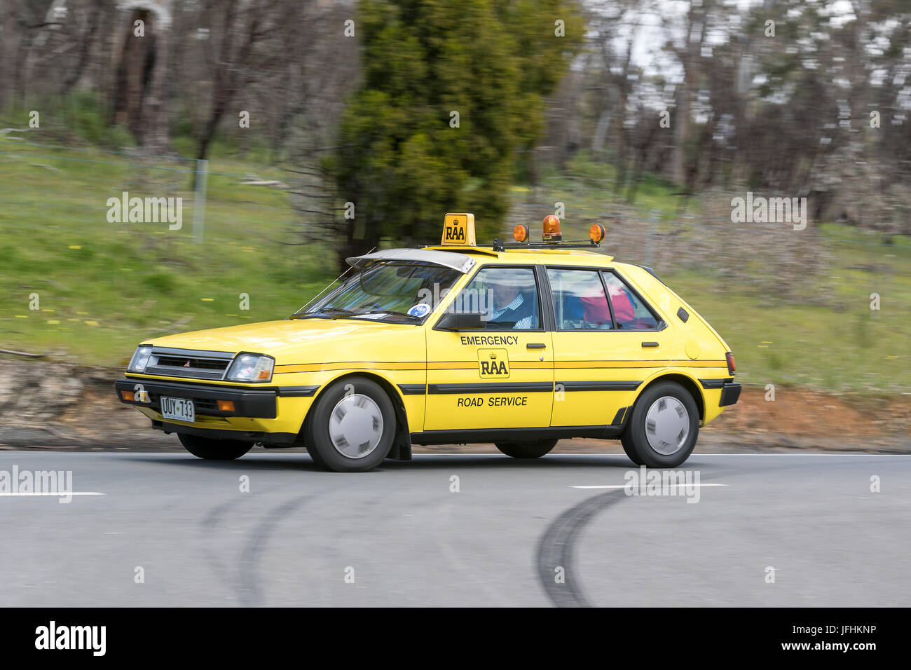 Vintage Mitsubishi auto guidare su strade di campagna vicino alla città di Birdwood, Sud Australia. Foto Stock