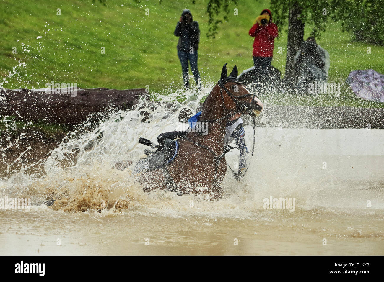 Cavaliere cade in acqua ostacolo a Mosca Horse Trials Foto Stock